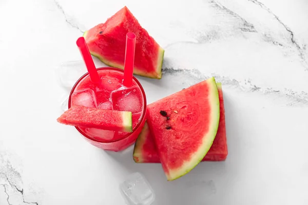 Glas Lekkere Watermeloen Vers Witte Marmeren Achtergrond — Stockfoto
