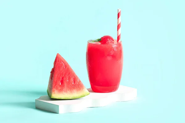 Glas Leckere Wassermelone Frisch Auf Türkisfarbenem Hintergrund — Stockfoto