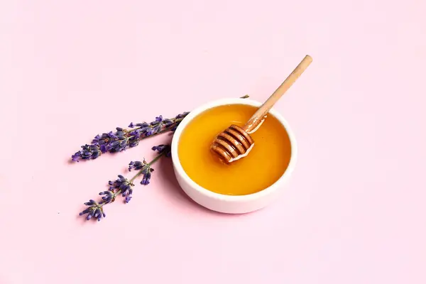 Schaal Van Zoete Lavendel Honing Dipper Bloemen Roze Achtergrond — Stockfoto