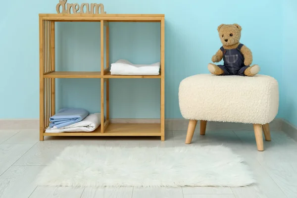 Interior Children Room Shelving Unit Teddy Bear White Fur Rug — Stock Photo, Image