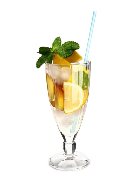Szklanka Świeżej Brzoskwiniowej Lemoniady Miętą Białym Tle — Zdjęcie stockowe