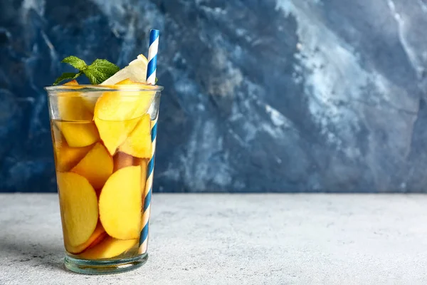 Glas Frische Pfirsich Limonade Mit Minze Auf Weißem Tisch — Stockfoto