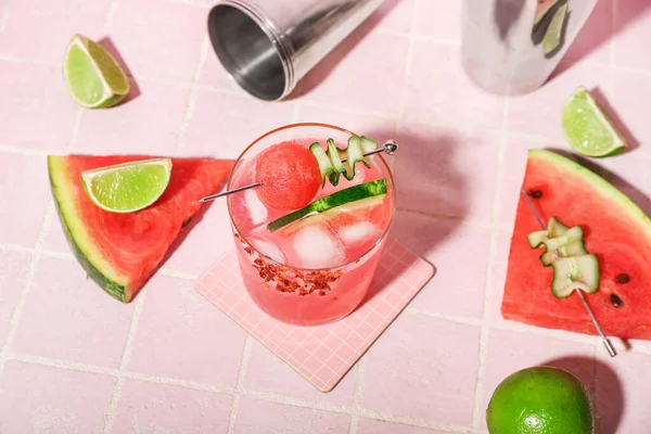 Glas Välsmakande Vattenmelon Cocktail Med Shakers Och Lime Rosa Kakel — Stockfoto