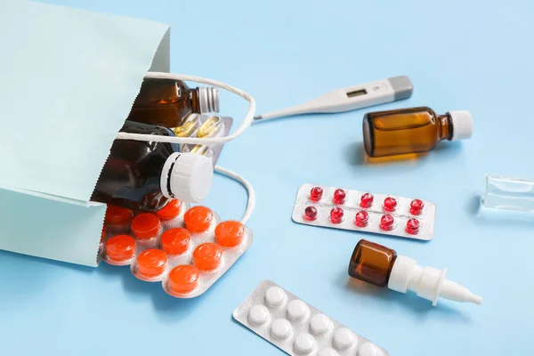 Einkaufstasche Mit Verschiedenen Medikamenten Auf Blauem Hintergrund — Stockfoto