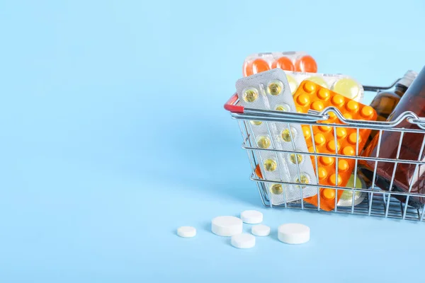 Mini Bevásárlókosár Különböző Gyógyszerekkel Kék Alapon — Stock Fotó