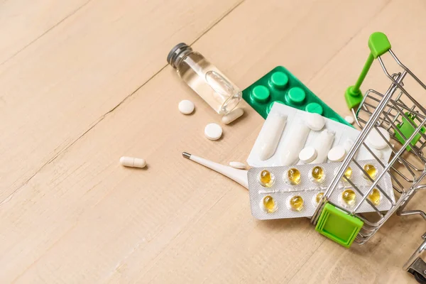 Mini Bevásárlókosár Különböző Tablettákkal Bézs Fából Készült Háttér — Stock Fotó