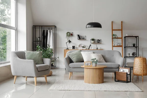 Innenraum Eines Hellen Wohnzimmers Mit Grauem Sofa Sessel Und Holztisch — Stockfoto