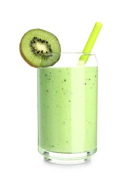 Beyaz arka planda bir bardak taze kivi püresi.