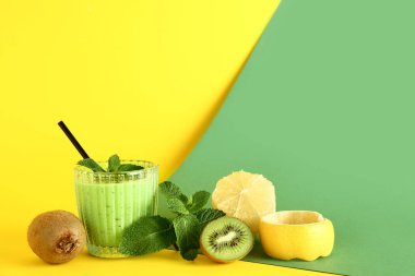 Renkli arka planda naneli ve limonlu taze kivi püresi.