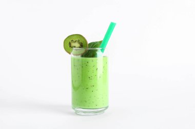 Beyaz arka planda fesleğenli taze kivili smoothie.