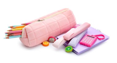 Beyaz arkaplanda notlar ve okul kırtasiyesi