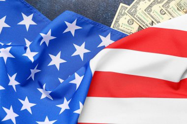 ABD bayrağı ve mavi arka planda dolar banknotları