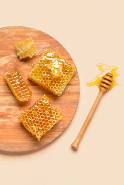 Tahta tahta tahta tahta, tatlı bal petekleri ve sarı arka planda deniz ayısı.