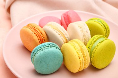 Pembe arka planda tatlı badem kurabiyesi tabağı