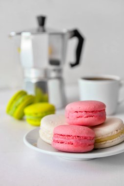 Beyaz arka planda tatlı badem kurabiyesi tabağı