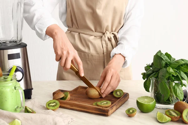 Woman Cutting Kiwi Smoothie Kitchen — Foto de Stock