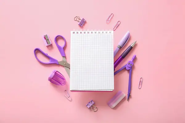 Σύνθεση Κενό Σημειωματάριο Και Διάφορα Σχολικά Χαρτικά Ροζ Φόντο — Φωτογραφία Αρχείου