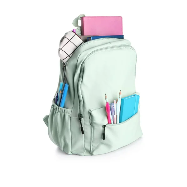 绿色学校背包 白色背景的笔记本 笔盒和钢笔 — 图库照片