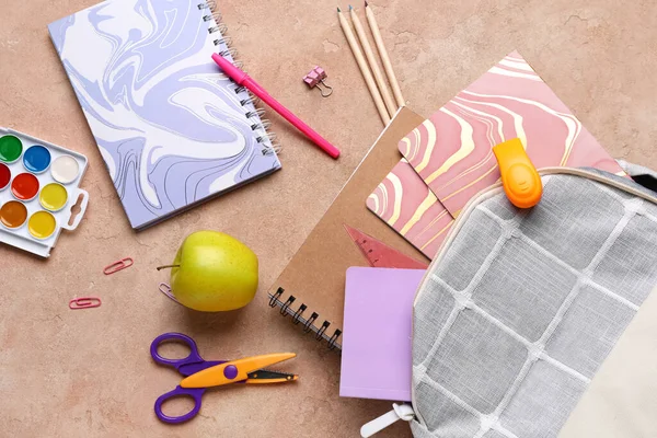 灰色学校背包 配有笔记本 苹果和米色背景水彩画 — 图库照片