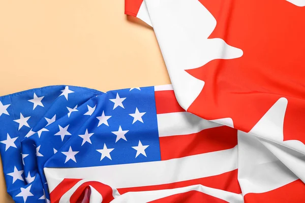 黄色背景下的美国和加拿大国旗 — 图库照片