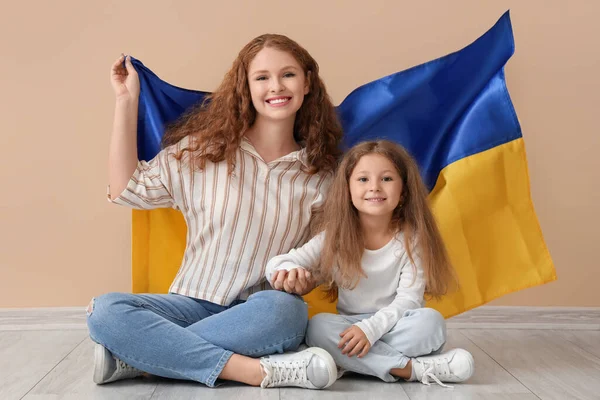 Щаслива Дівчинка Мати Українським Прапором Сидять Бежевому Фоні — стокове фото
