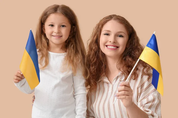 Щаслива Дівчинка Мати Українськими Прапорами Бежевому Фоні — стокове фото