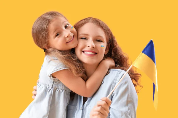 Щаслива Дівчинка Мати Українським Прапором Жовтому Тлі — стокове фото