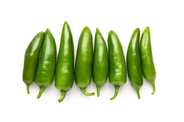 Grüne Chilischoten Auf Weißem Hintergrund — Stockfoto