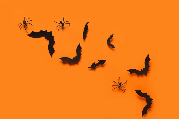 Бумажные Летучие Мыши Пауки Хэллоуинской Вечеринки Оранжевом Фоне — стоковое фото