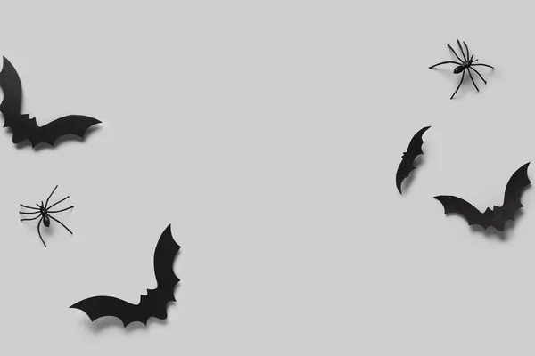 Papierowe Nietoperze Pająki Imprezę Halloween Szarym Tle — Zdjęcie stockowe