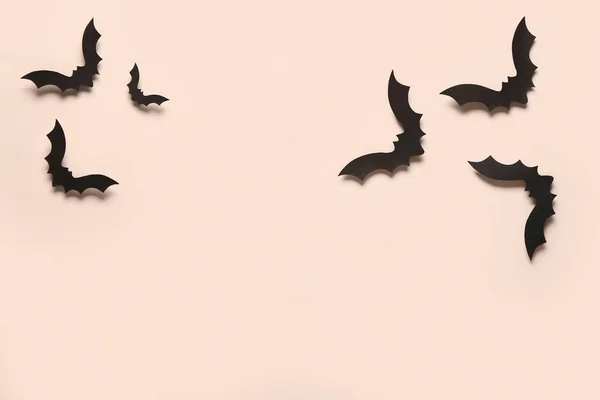 浅色背景的万圣节派对纸制蝙蝠 — 图库照片