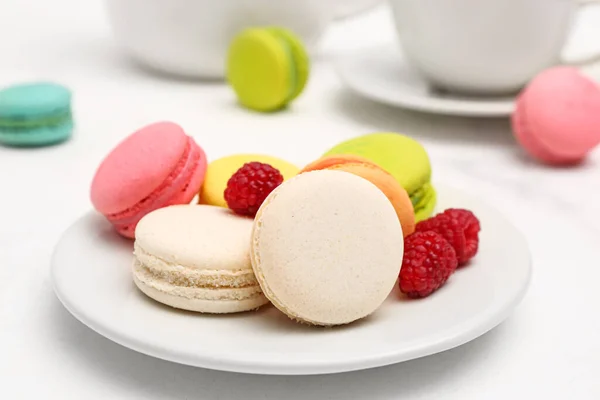 Bord Met Zoete Macarons Frambozen Witte Achtergrond — Stockfoto