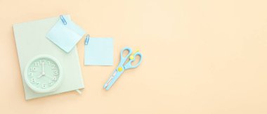 Açık arkaplan üzerinde okul kırtasiyesi ve metin için alanı olan alarmlı saat