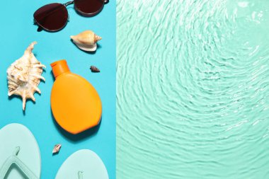 Güneş kremi, güneş gözlüğü ve havuzun kenarında parmak arası terlik.