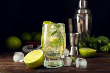 Masada bir bardak lezzetli mojito