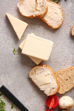 İşlenmiş peynirli sandviçler ve grunge arka planında otlar.