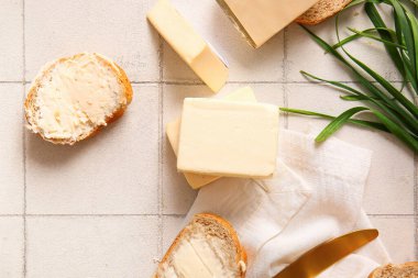 İşlenmiş peynirli sandviçler ve beyaz fayanslı otlar.