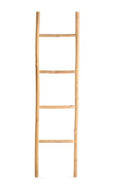 Beyaz arkaplanda yeni ahşap merdiven