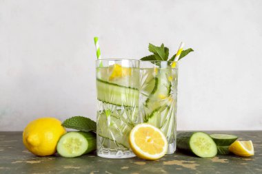 Yeşil masada salatalıklı limonata ve nane şekeri.