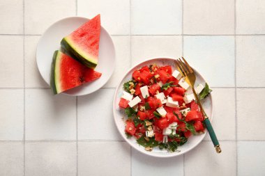 Beyaz fayanslı lezzetli karpuz salatası.