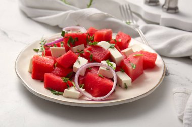 Beyaz mermer arka planda lezzetli karpuz salatası