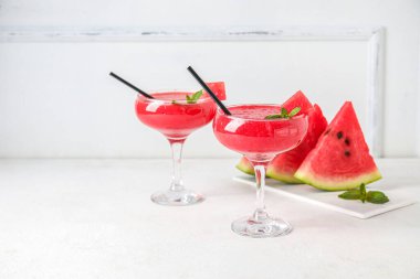 Beyaz masada nane aromalı lezzetli karpuz suyu