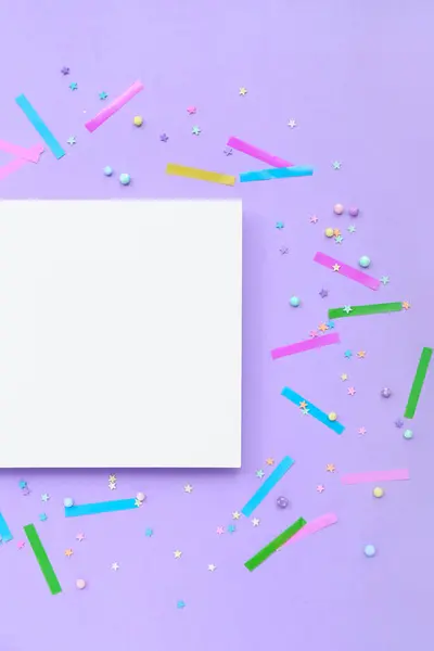 Cartão Branco Com Polvilhas Confetes Sobre Fundo Lilás — Fotografia de Stock