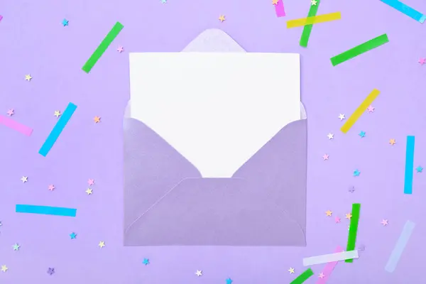Envelope Com Cartão Branco Estrelas Confetes Sobre Fundo Lilás — Fotografia de Stock