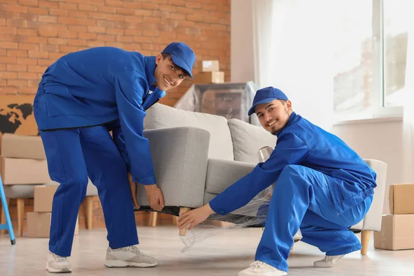 Móveis Masculinos Embrulhando Sofá Com Filme Stretch Quarto — Fotografia de Stock