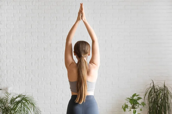 Sportieve Jonge Vrouw Doet Yoga Thuis Achteraanzicht — Stockfoto