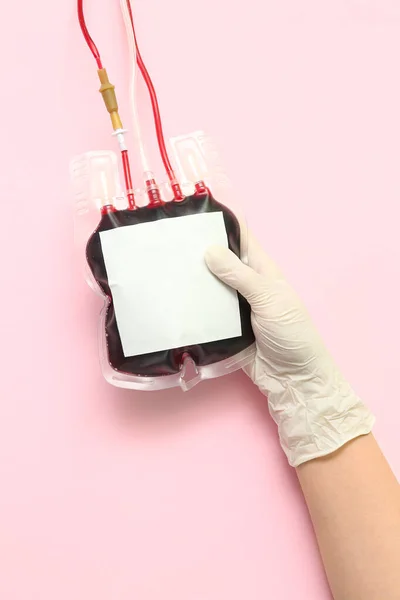Médica Feminina Com Bolsa Sangue Fundo Rosa Dia Mundial Doador — Fotografia de Stock