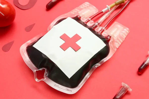 Bloedverpakking Met Tubes Papieren Druppels Rode Achtergrond Close Werelddonordag — Stockfoto