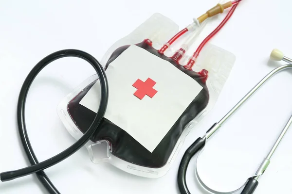 Zestaw Krwi Stetoskopem Białym Tle Zbliżenie Światowy Dzień Dawcy — Zdjęcie stockowe