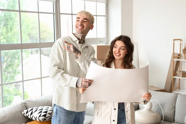 Junges Paar Mit Hausplan Umzugstag Zimmer — Stockfoto